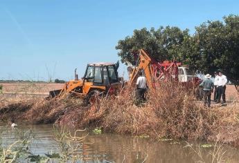 Retroexcavadora cae a un canal en Ahome tras falla mecánica