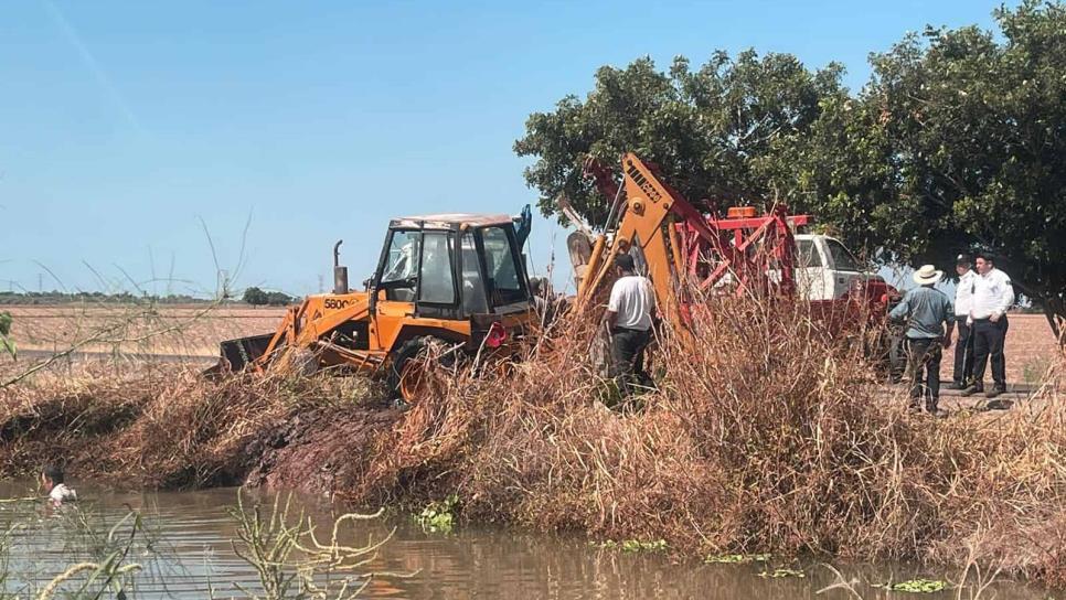 Retroexcavadora cae a un canal en Ahome tras falla mecánica