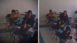 Joven a agrede a su compañera con llave china en pleno salón de clases | VIDEO