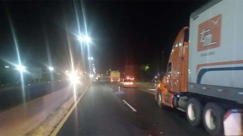 El fallecido quedó sobre la carretera. FOTO: Cortesía.
