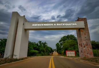 Rocha Moya inaugura la calle principal de Batequitas, Badiraguato