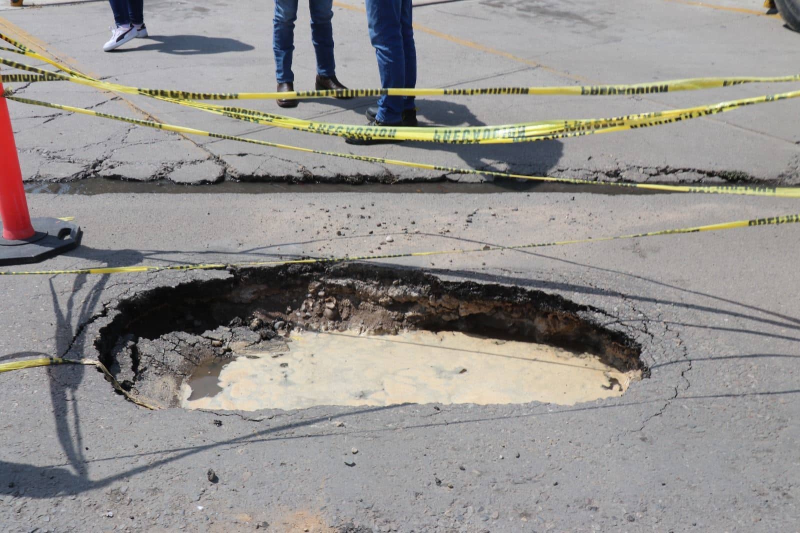 Se abre socavón en avenida La Marina en Mazatlán