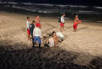 Rescatan a tres turistas de ahogarse en playas de Mazatlán 