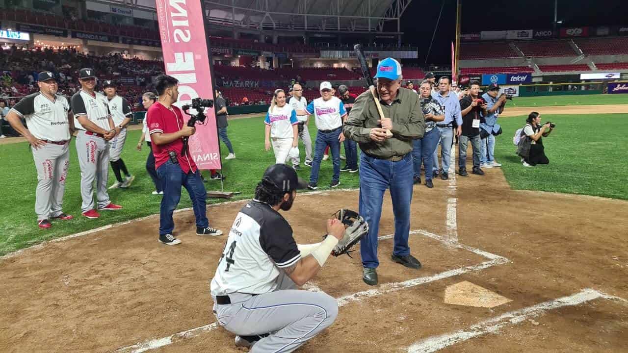 El Gobernador bateando la primera bola en Mazatlán.