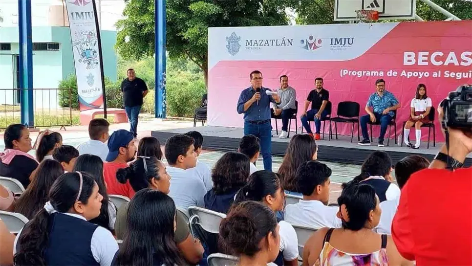 Hoy se llevó a cabo la entrega de las becas. FOTO: Dilan Gómez.