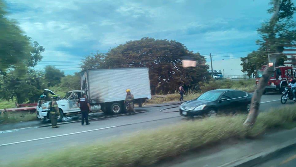 Camioneta arde en la salida sur de Mazatlán y colapsa el tráfico