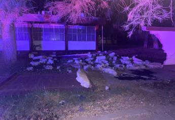 Conductor choca, destroza la barda de una escuela en Guasave y huye