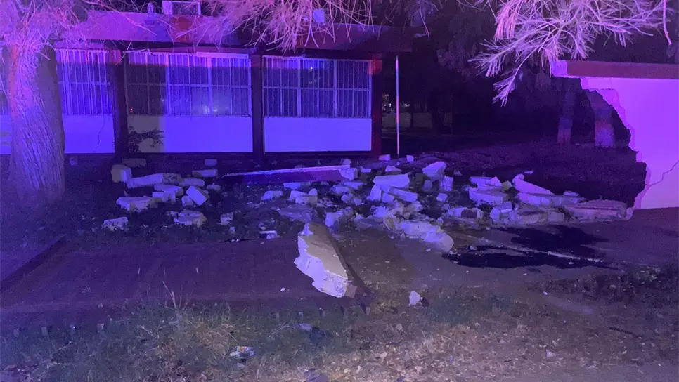 La camioneta destrozó la barda perimetral de la escuela. FOTO: Cortesía.