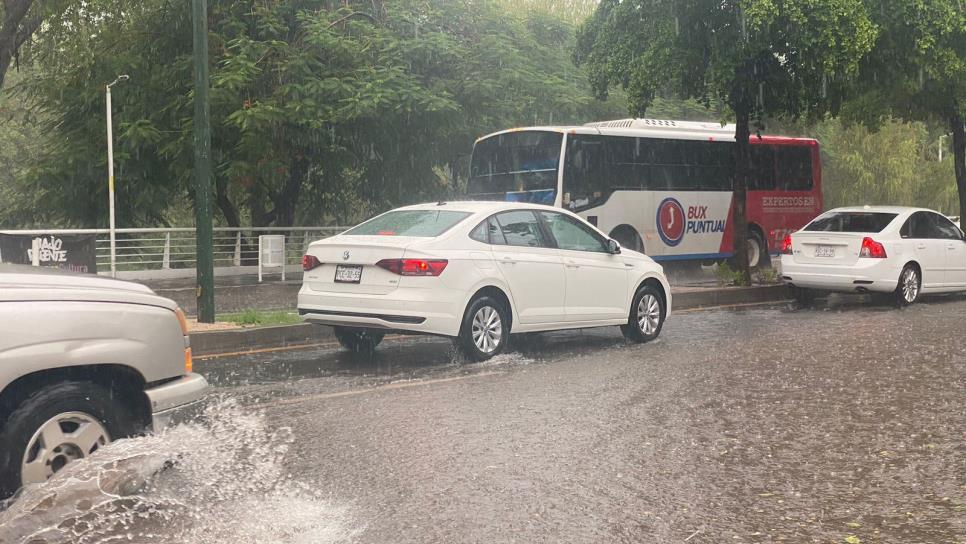 Fuerte lluvia azota Culiacán tras efectos de «Lidia»; reportan encharcamientos