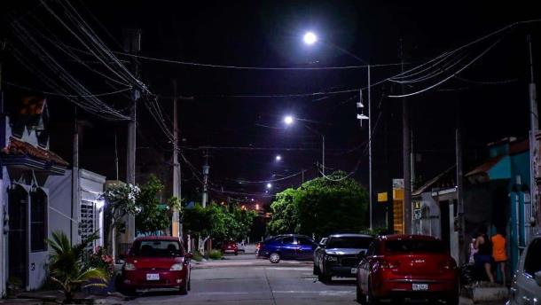 Sustituyen lámparas en 4 colonias de Mazatlán