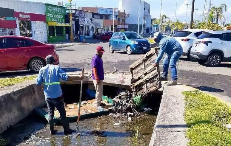 El tirar basura propicia que las calles se inunden más rápido. FOTO: Luz Noticias
