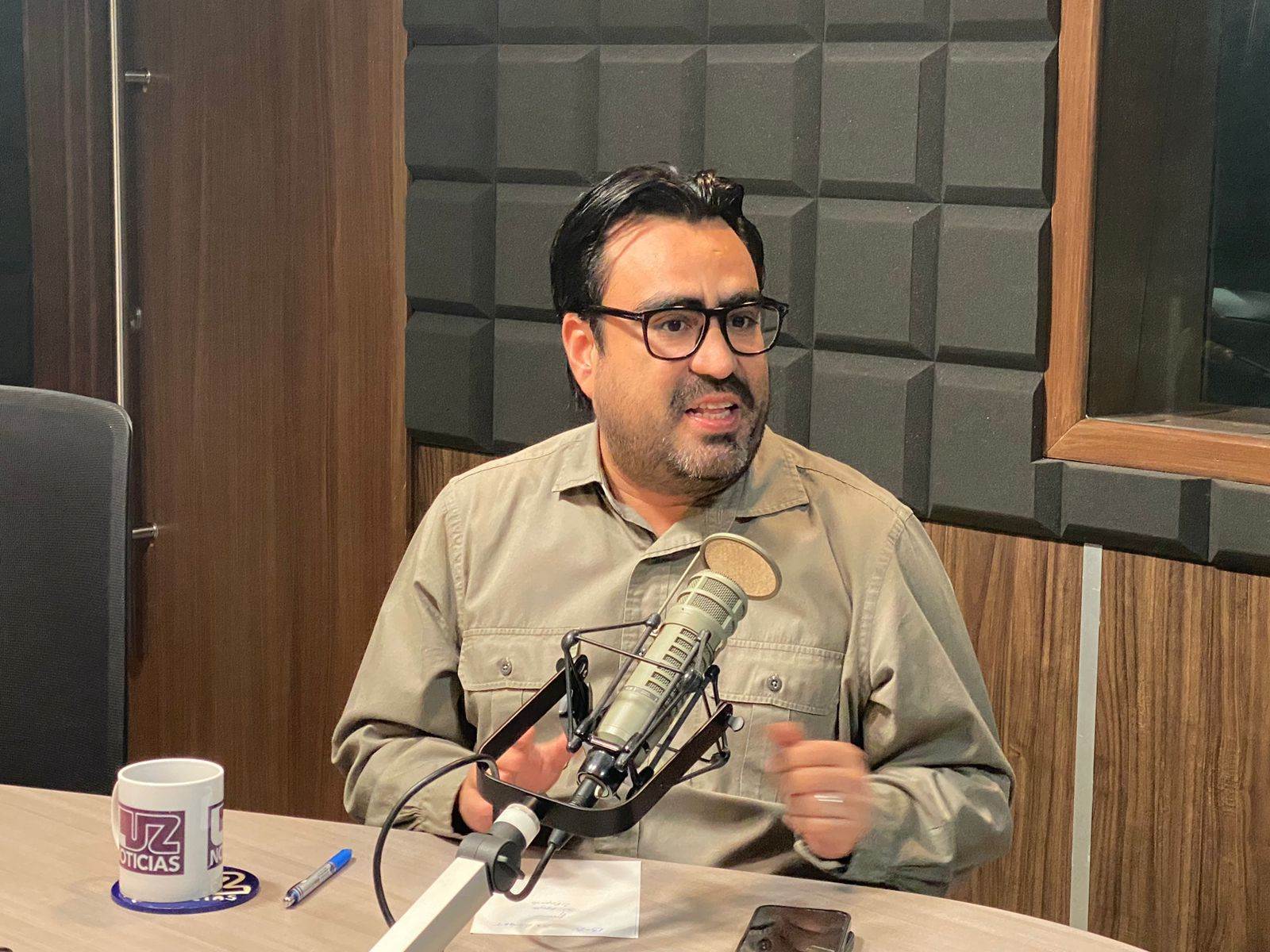 Juan de Dios Gámez Mendívil en el estudio de Luz Noticias. FOTO: Luz Noticias