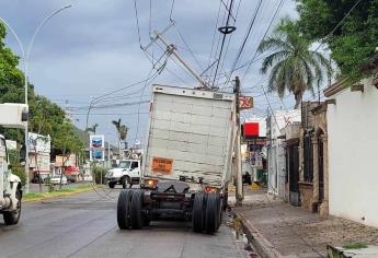 Tráiler choca contra un poste en Los Mochis y lo tumba; cierran la calle para repararlo