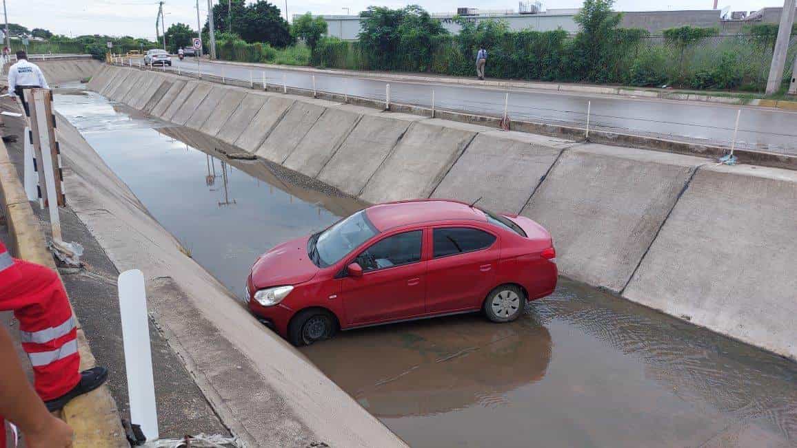 La unidad quedó en el canal.