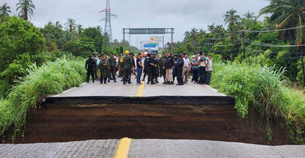 «Max» se degrada y deja un muerto, 2 heridos y carretera destrozada. | FOTO: Latinus.