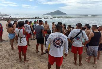 Elementos de la Policía Acuática de Mazatlán rescatan a tres turistas de Jalisco