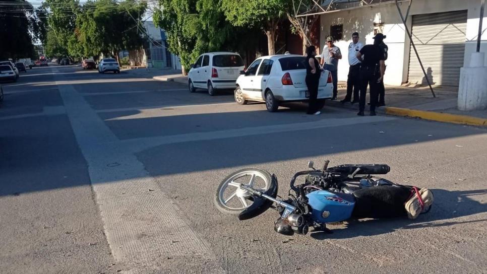 Conductor no cede el paso y manda a motociclista al hospital en Guasave 