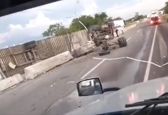 Tráiler cargado con 4 toneladas de soya vuelca sobre La Costera, en Chinitos, Angustura