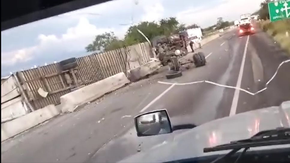 Tráiler cargado con 4 toneladas de soya vuelca sobre La Costera, en Chinitos, Angustura