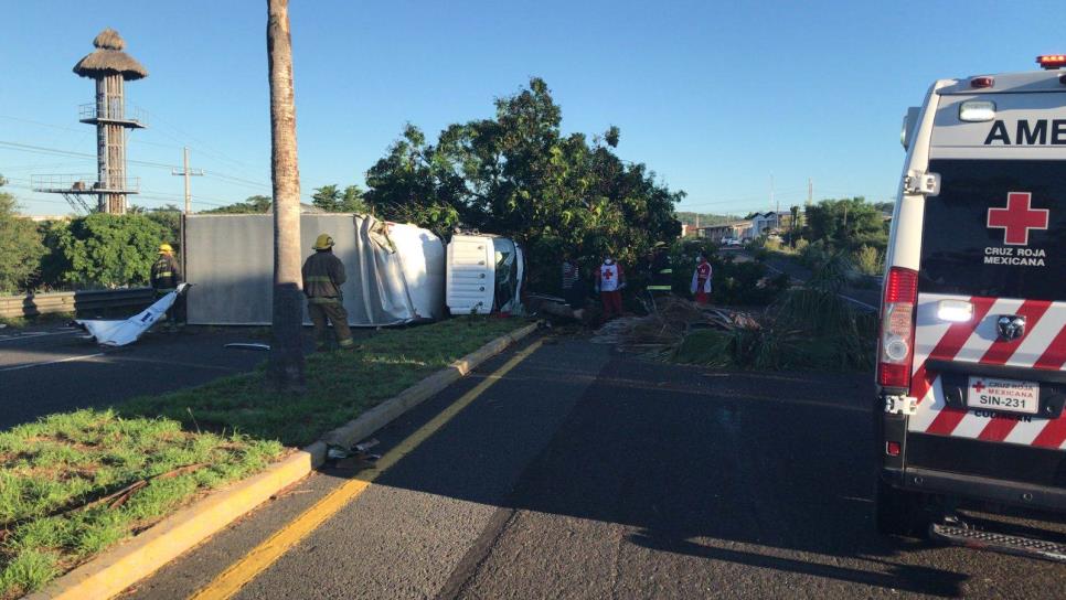 Vuelca camión de carga frente a parque acuático en Culiacán