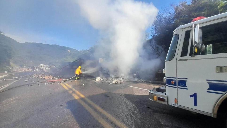 Se quema tráiler cargado con cerveza tras volcar en la sierra de Concordia