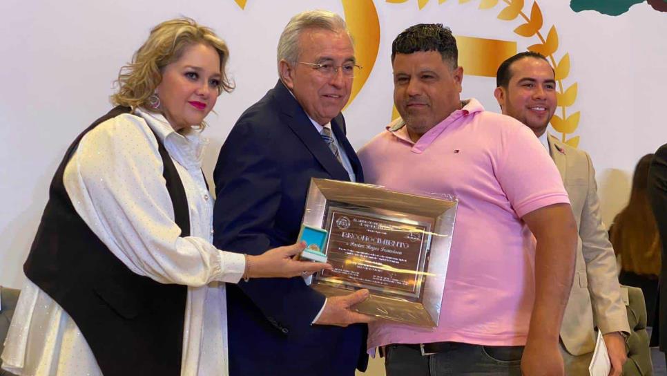 Gobierno de Sinaloa reconoce a trabajadores con 25 años de servicio