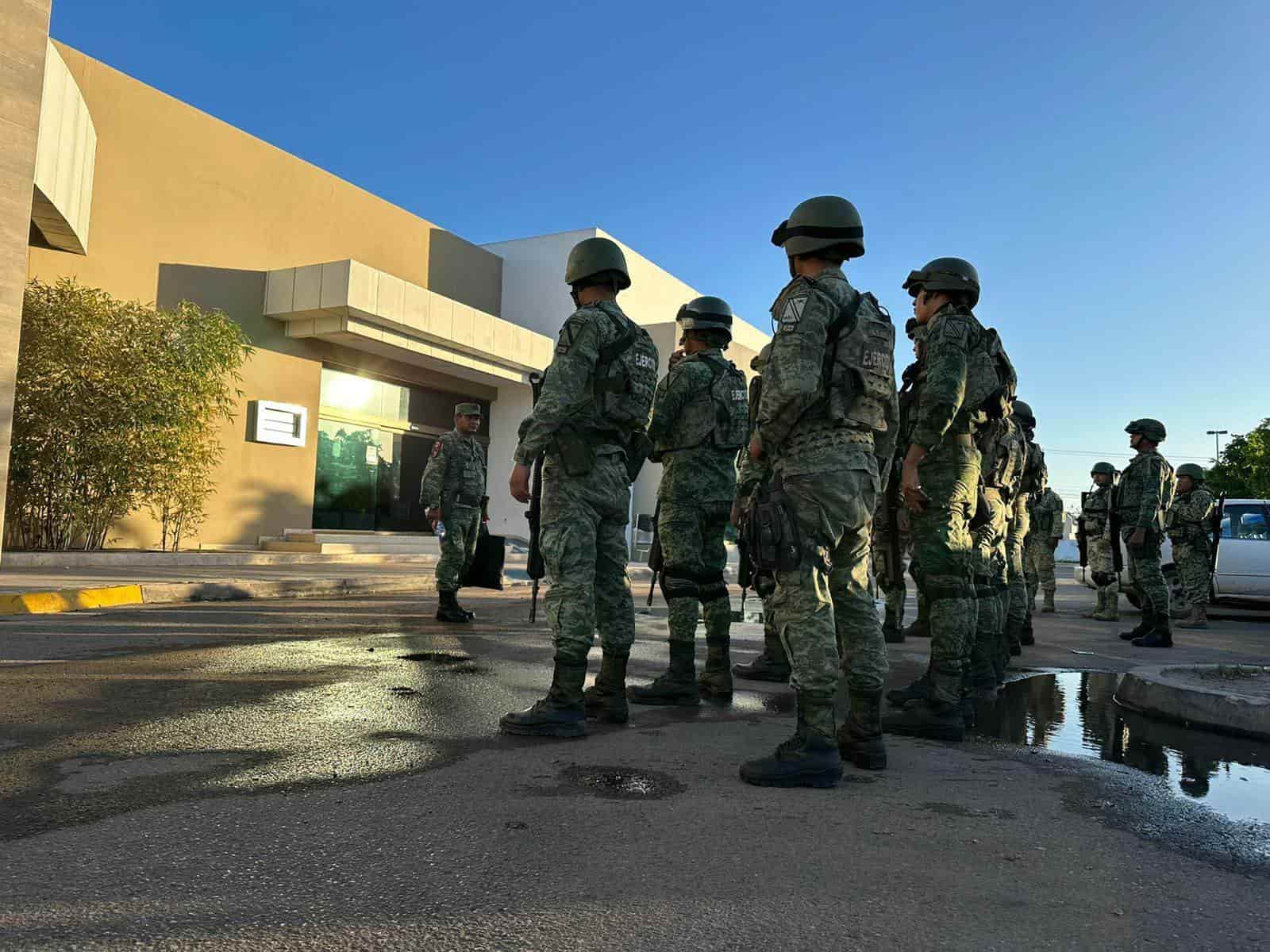 Montan guardia de honor y trasladan el cuerpo del militar caído en enfrentamiento en la sierra de Sinaloa