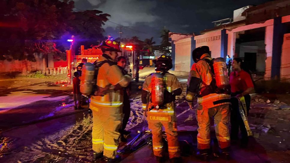 Aparatoso incendio de bodega moviliza a cuerpos de rescate de Mazatlán 