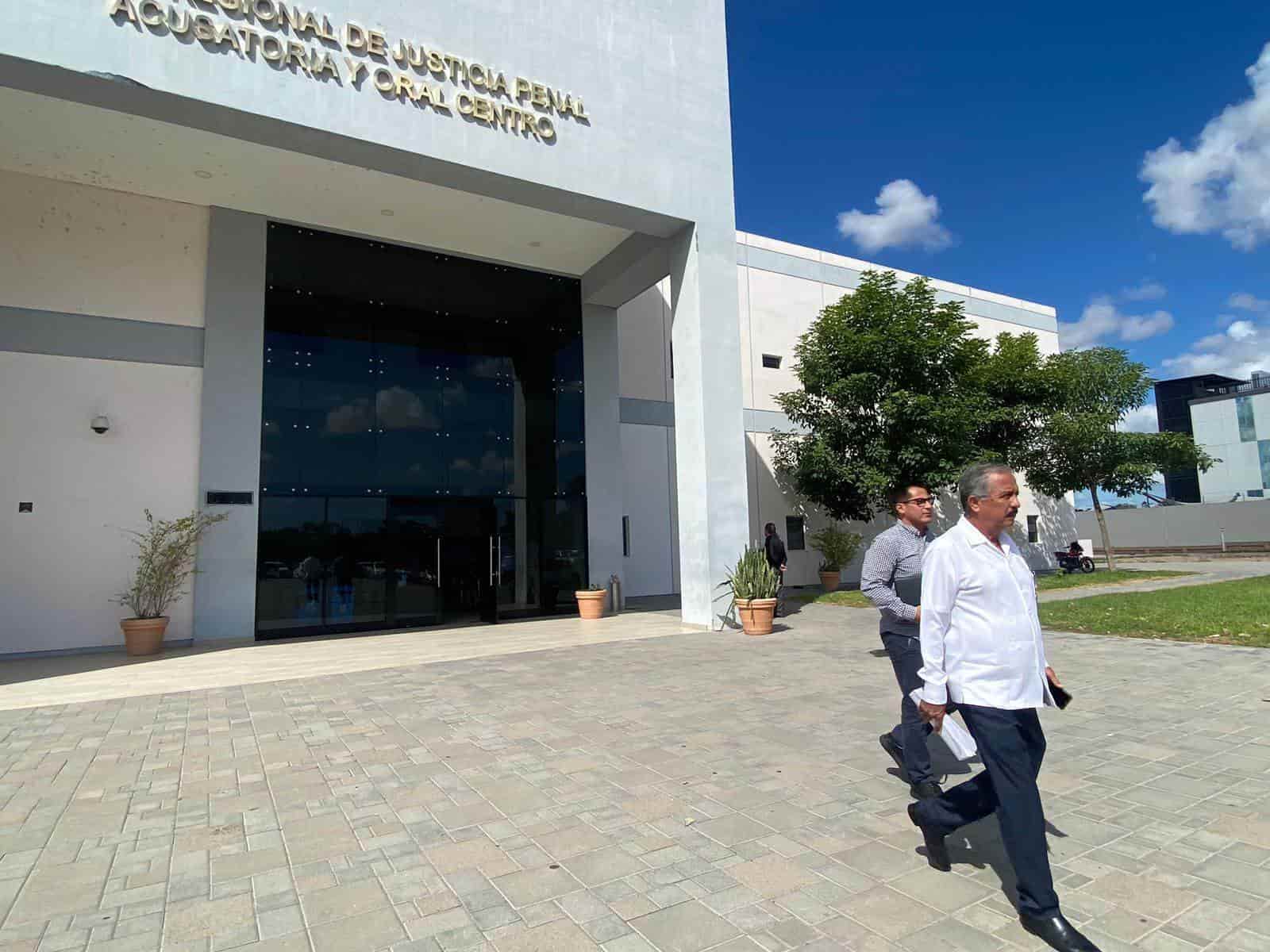 Estrada Ferreiro saliendo de los juzgados.