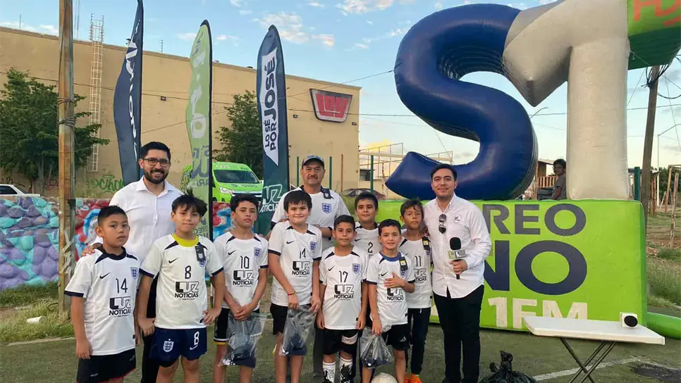 FOTO: Los niños recibieron su uniforme.