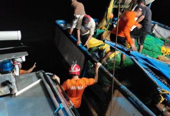 Rescatan a embarcación con 5 pescadores; se hundía cerca de Mazatlán