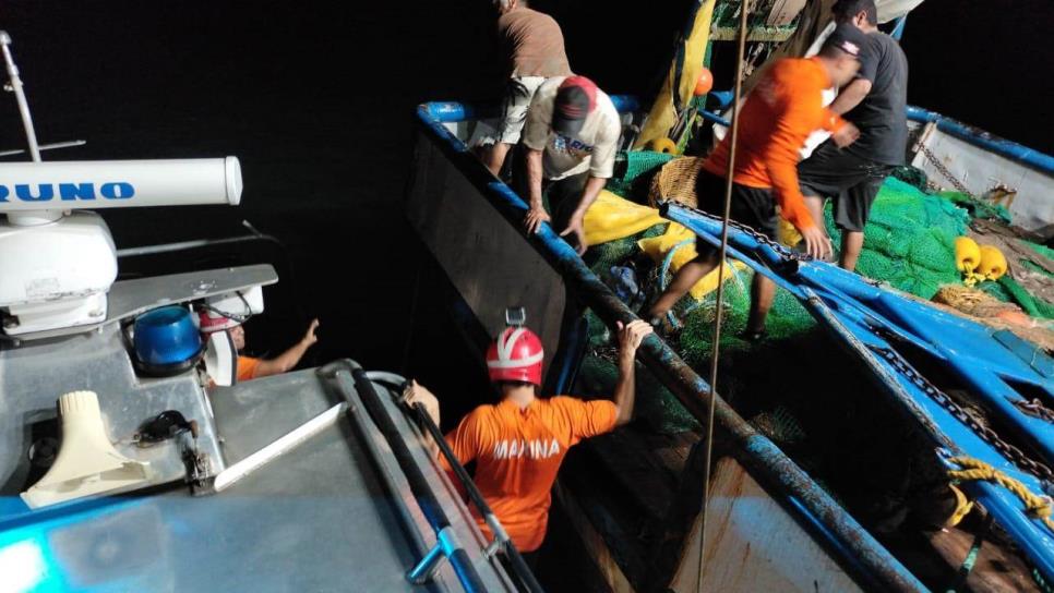 Rescatan a embarcación con 5 pescadores; se hundía cerca de Mazatlán