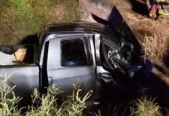 Mujer termina lesionada tras canalazo y choque contra puente en Guasave
