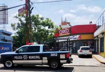 Con un picahielo y encapuchado, sujeto asalta súper en Culiacán