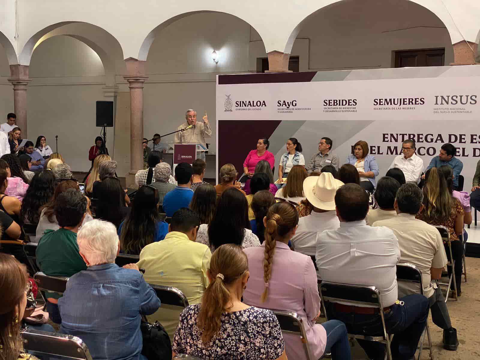 Rocha Moya entrega apoyos y títulos de propiedad a mujeres del campo