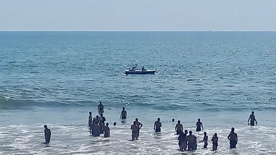 Rescatan a once personas en playas de Mazatlán