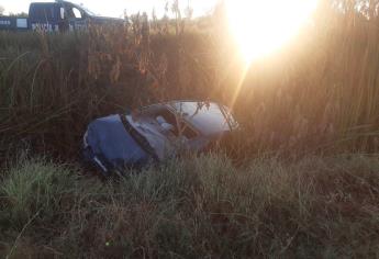 Conductor termina dentro de un Dren en Guasave y abandona su vehículo