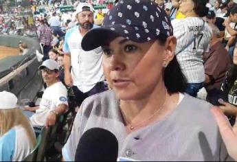 «El gobernador manda un saludo a toda la afición de Algodoneros, pronto por acá»: Cinthya Gutiérrez