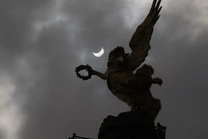 Así se observó el eclipse solar en la Ciudad de México. | FOTO: El Universal.