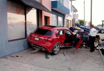 Aparatoso choque y una volcadura en un residencial de Los Mochis deja dos lesionados