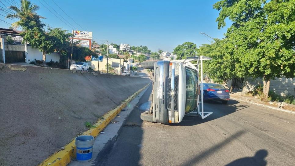 Conductor se lesiona al volcarse en su camioneta por la colonia Buenos Aires, en Culiacán