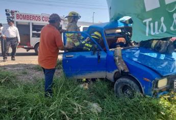 Conductor termina prensado en un choque en El Trébol del campo El Diez, Culiacán