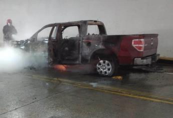 Se incendia camioneta en túnel de la carretera Mazatlán-Durango 