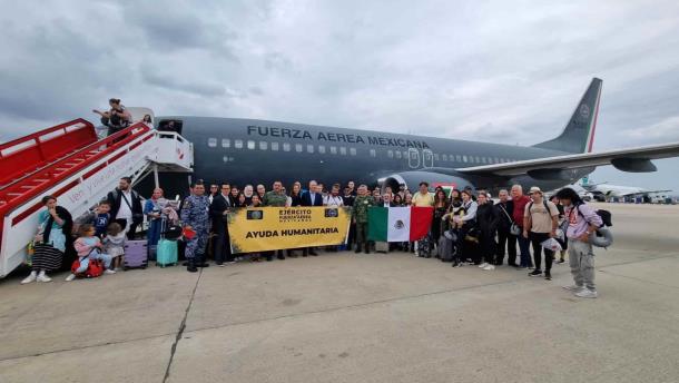 Llegan a Madrid mexicanos rescatados de la guerra en Israel 