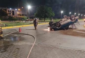 Vuelca camioneta tras chocar en La Marina Mazatlán