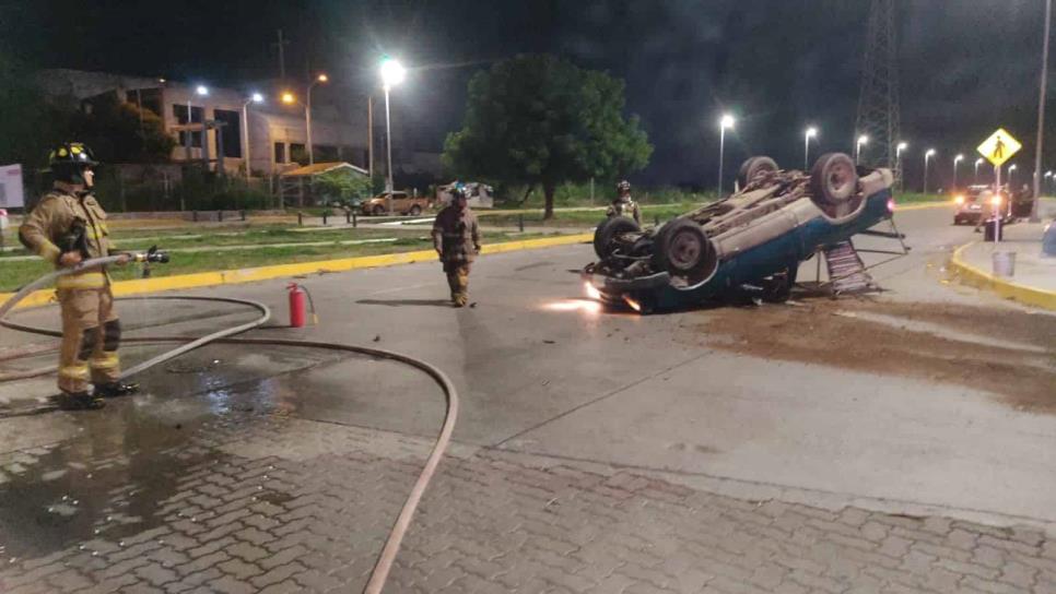 Vuelca camioneta tras chocar en La Marina Mazatlán