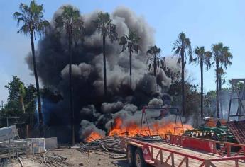 Incendio consume bodega con maquinaria agrícola en el Ejido Mochis