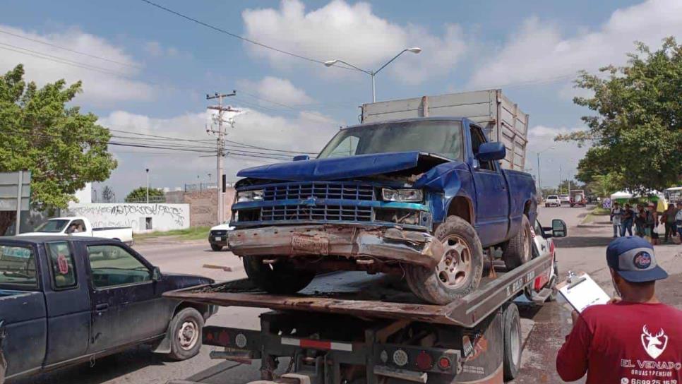 Una camioneta termina en un canal tras registrar falla mecánica en Mazatlán