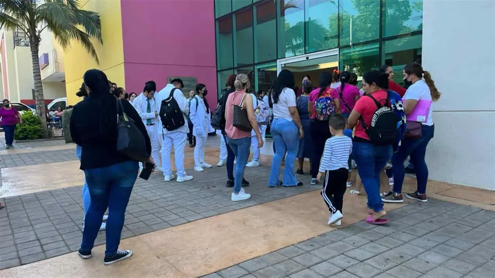 Los trabajadores y las personas que estaban dentro fueron evacuados. FOTO: Luis Ramírez.