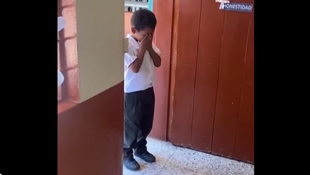Ricardo Salinas busca a niño que se volvió viral en su cumpleaños; quiere cambiarle la vida